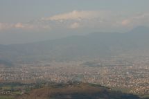 IMG_8005 Kathmandu Tal mit Himalaya im Hintergrund.jpg